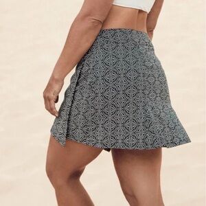 Ripskirt Hawaii Black and White wrap Skirt size L adjustable